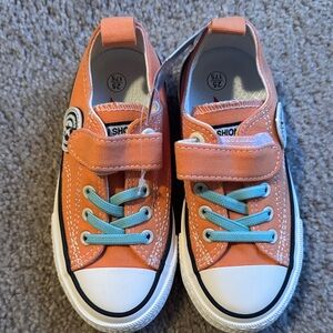 New Feiyao kids fashion sneaker w/ Velcro strap. Sz. 7.25 inches heel to toe